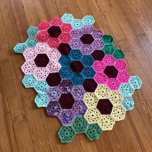 GORGEOUS oval Granny Crochet Rug Vintage 28x34 Perfect Condition - Picture 2 of 5